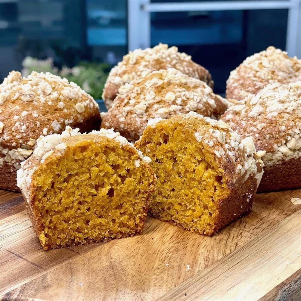 Small pumpkin loaves with crumb topping